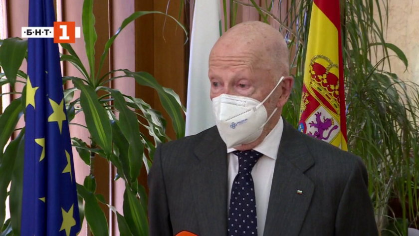 Бившият премиер Симеон Саксобургготски гласува по обяд в българското посолство