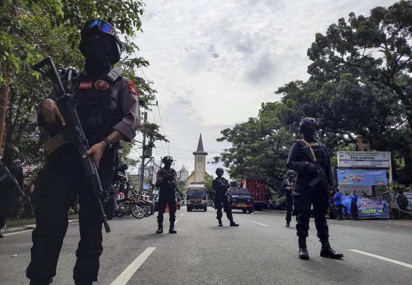 Един от двамата атентатори-самоубийци, които нападнаха индонезийска катедрала, принадлежат към