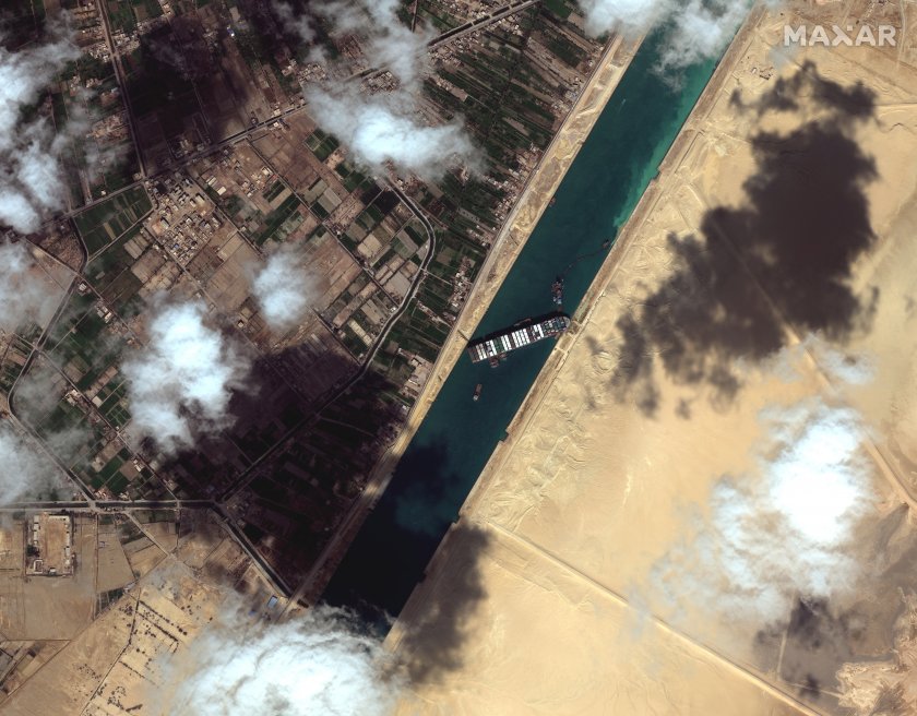 След пет дни заседналият в Суецкия канал контейнеровоз помръдна.По време