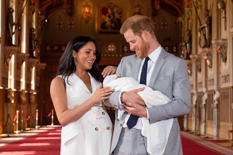 принц хари меган маркъл пропускат кралски ритуали кръщенето бебето