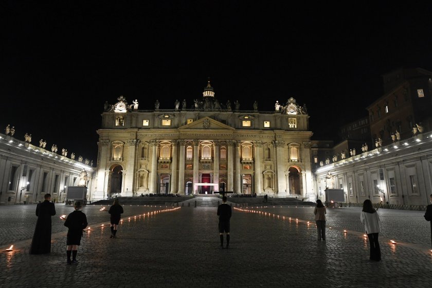 втора година папата отправи великденското послание празен площад