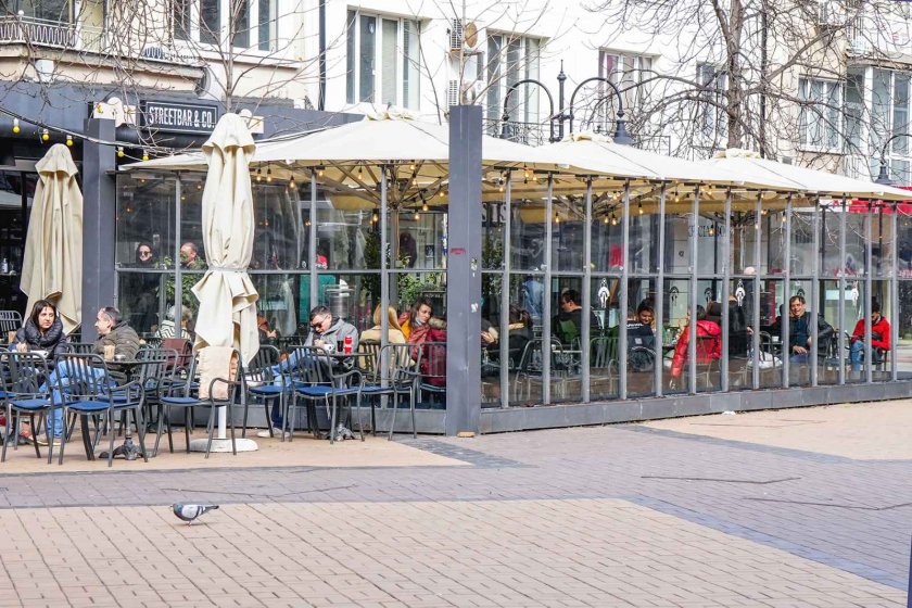 От утре някои от антиковид мерките ще бъдат облекчени при