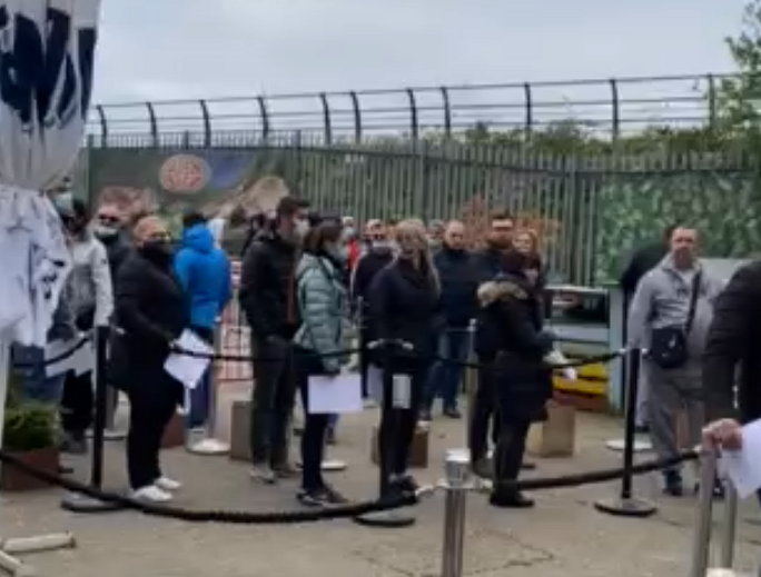 С огромни опашки от избиратели стартира изборният ден в Лондон,