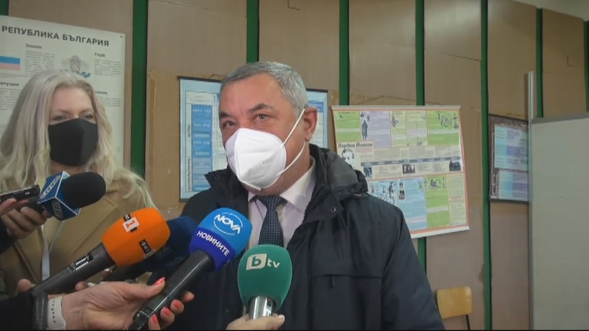 Валери Симеонов гласува с хартиена бюлетина