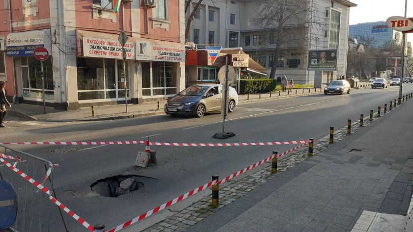 Голяма дупка се отвори на ул. Гладстон в Пловдив. В