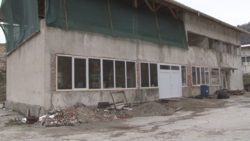 Дърводелец превръща рушаща се сграда в център по изкуствата в село Смилян