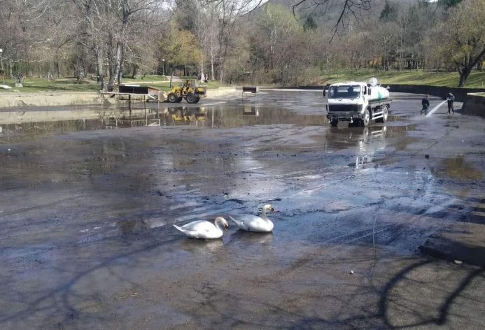 Почистиха езерото в парк "Бачиново" в Благоевград