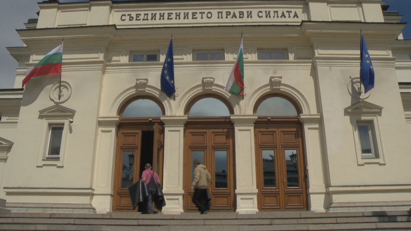 Трескава подготовка в старата сграда на парламента за посрещането на новите депутати