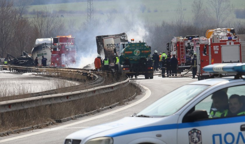 Цистерна и тир са катастрофирали на магистрала Тракия. Единият шофьор