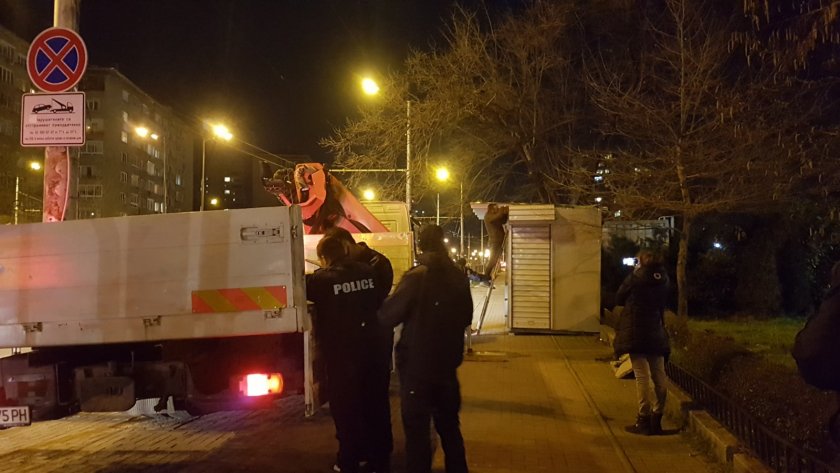 Започна вдигането на павилионите пред болница Св. Иван Рилски в