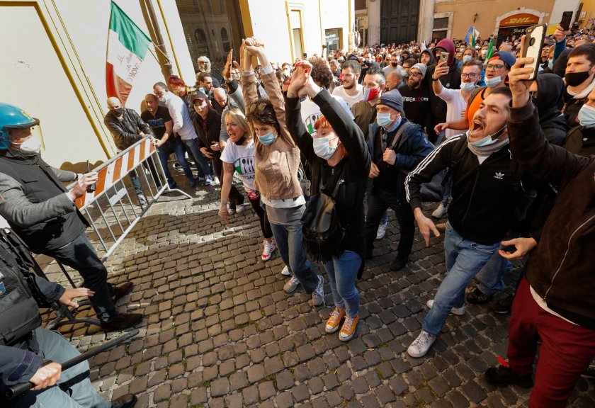 Масови протести в редица италиански градове срещу ограничителните мерки. Представители