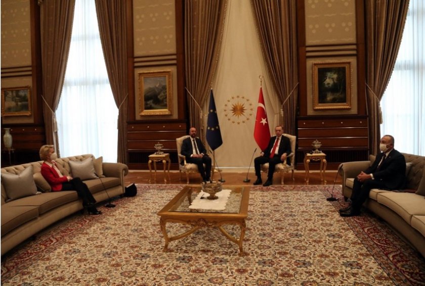 Фон дер Лайен и Шарл Мишел в Анкара - мъжете на столове, жената на дивана