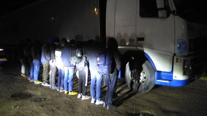 гранични полицаи задържаха шофьор укрити тайник бежанци