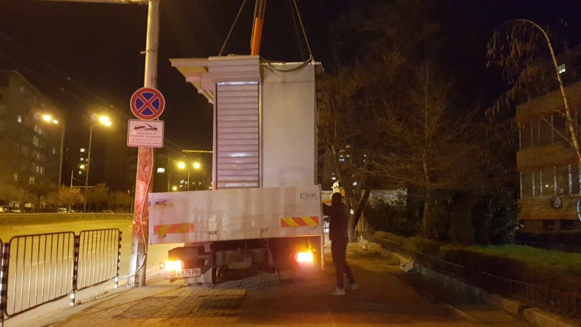 Започна вдигането на павилионите пред болница Свeти Иван Рилски в