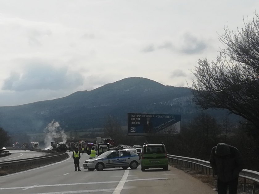 Цистерна и тир са катастрофирали на АМ Тракия. Единият шофьор