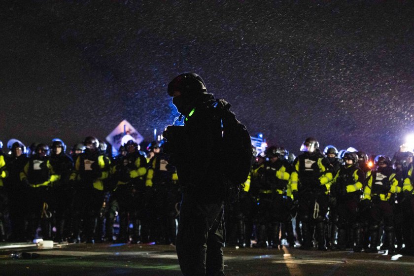 Шеста поредна нощ на размирици в Бруклин Сентър, Минесота. Стотици