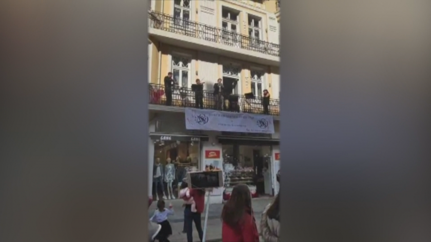 Музиканти от Нов симфоничен оркестър и техният артистичен директор -