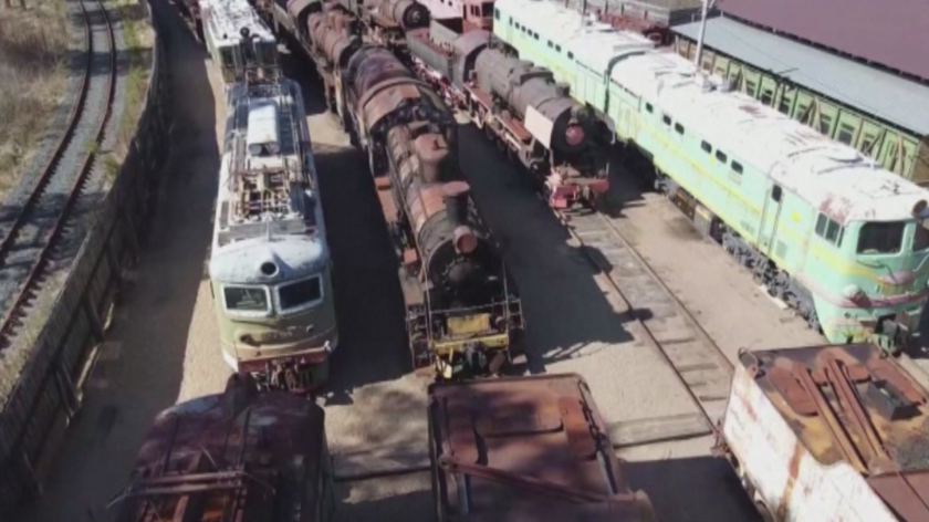 Десетки стари локомотиви са събрани край Санкт Петербург и са