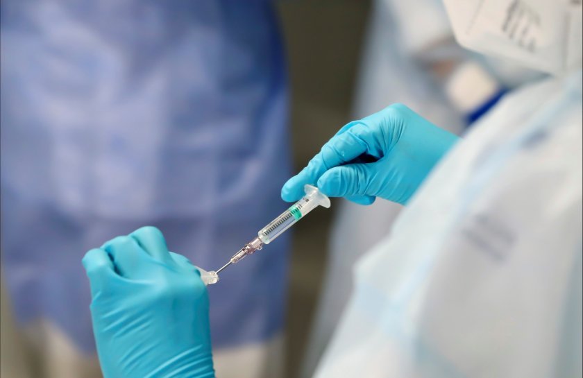 Ваксинираната жена с две дози на "Астра Зенека" все още не е получила валиден документ от болницата