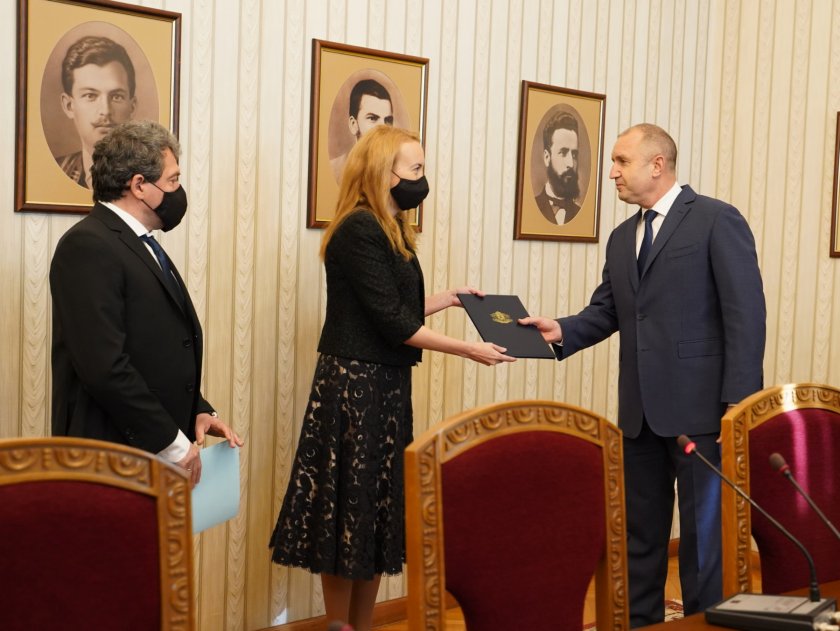 Президентът Румен Радев връчи мандат за съставяне на правителство на