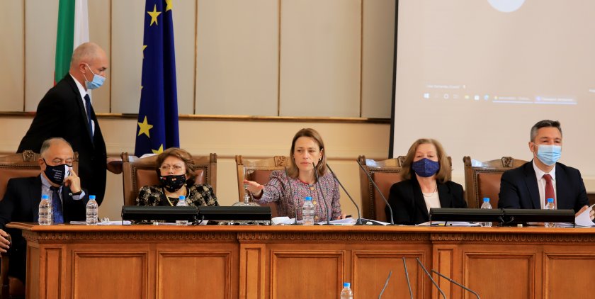 В 9.00 ч. започва пленарното заседание на Народното събрание. На