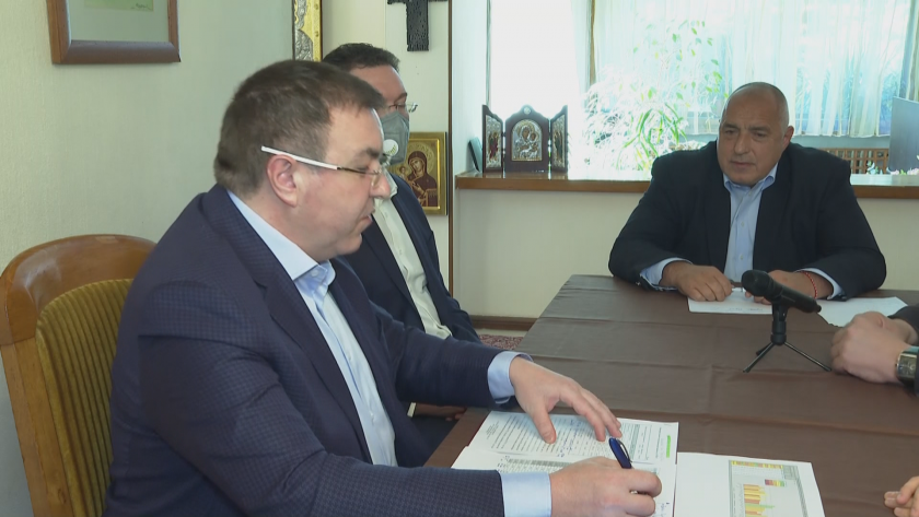 Здравните власти обмислят ново облекчаване на мерките