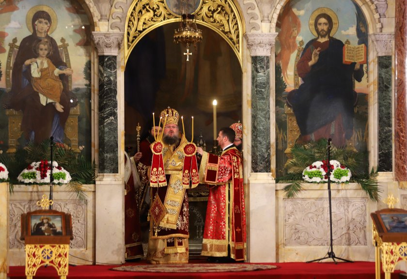 Православните християни посрещнаха светлия празник Възкресение Христово.Пасхалното богослужение в патриаршеската