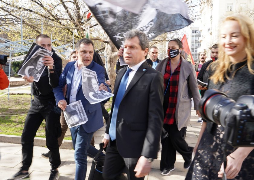 Протест на ВМРО пред Народното събрание. Те протестират срещу промените