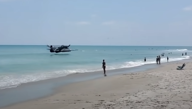 Самолет от Втората световна война кацна аварийно на плаж във