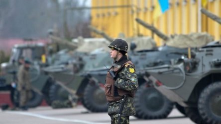 Русия изтегля войските край границата с Украйна и започва мащабни маневри в Крим