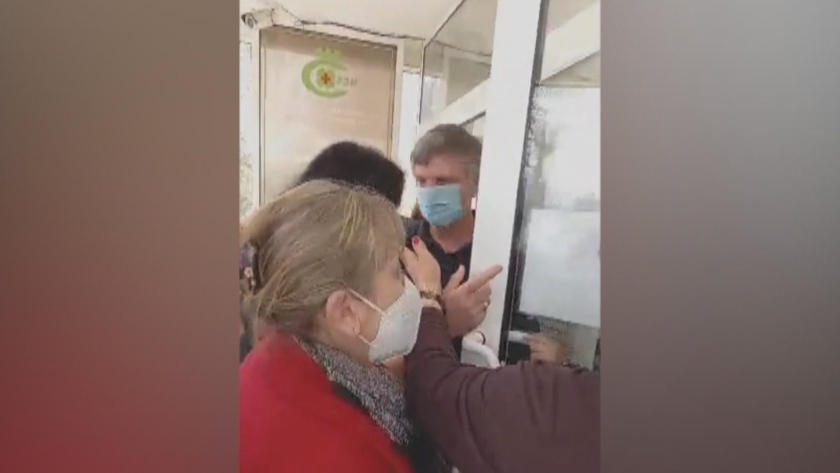 Хаос в столичното РЗИ, личните лекари в София се редят