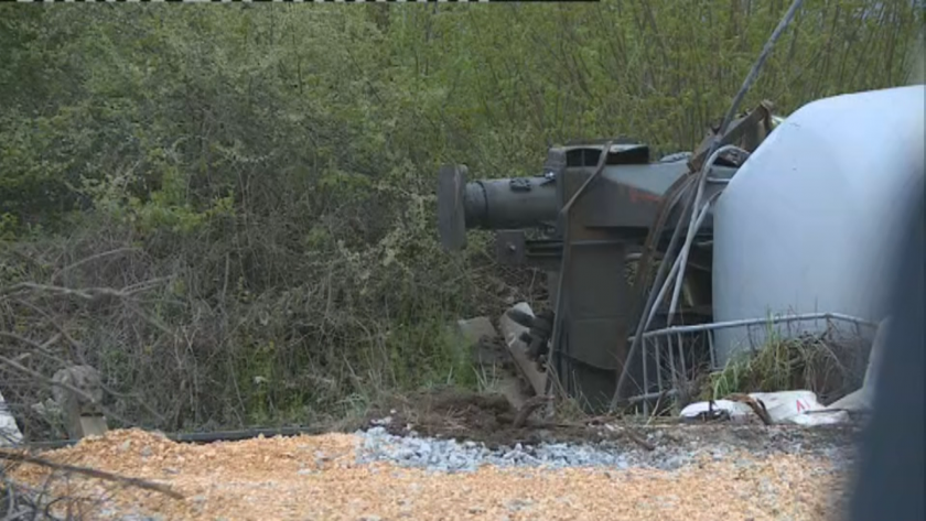 Работата по обезопасяването на дерайлиралите цистерни край Ветово продължава. Горивото