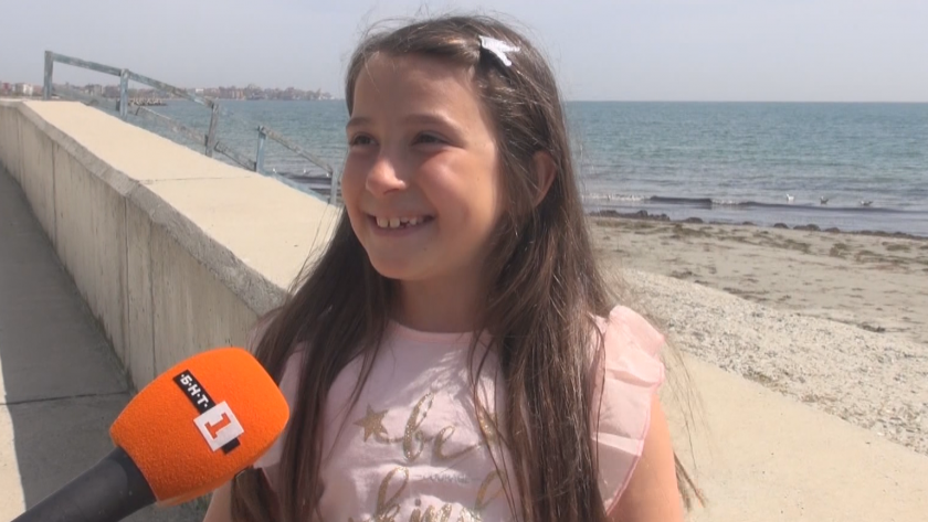 8-годишно момиче от Поморие откри рядък скъпоценен камък. Малката Тереза