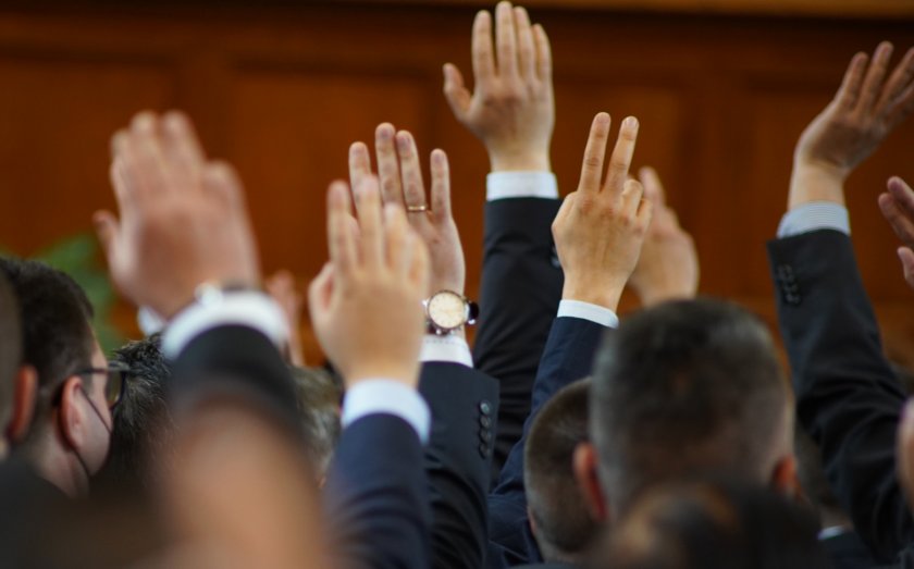 В този час започва работата на Народното събрание. Като първа