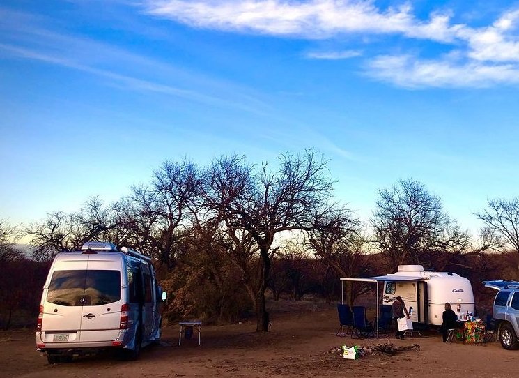Без постоянен адрес, без електричество и без сметки за плащане.