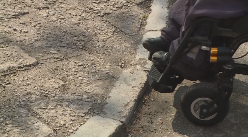 Хора с двигателни увреждания нямат достъп до офиси на улица