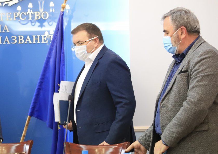 Министърът на здравеопазването в оставка проф. Костадин Ангелов и главният
