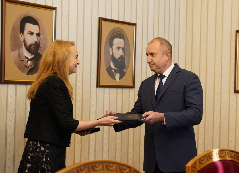 Президентът Румен Радев връчи мандат за съставяне на правителство на