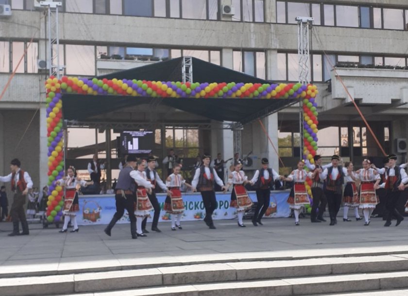 фолклорен концерт площада русенци празнуват великден