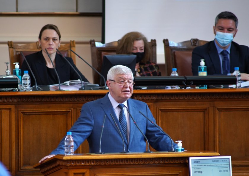 Скандали в парламента при изслушването на финансовия министър в оставка