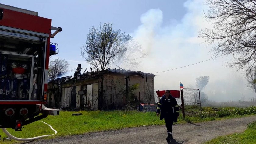 Голям пожар избухна край склад за авточасти в Бургас. Над