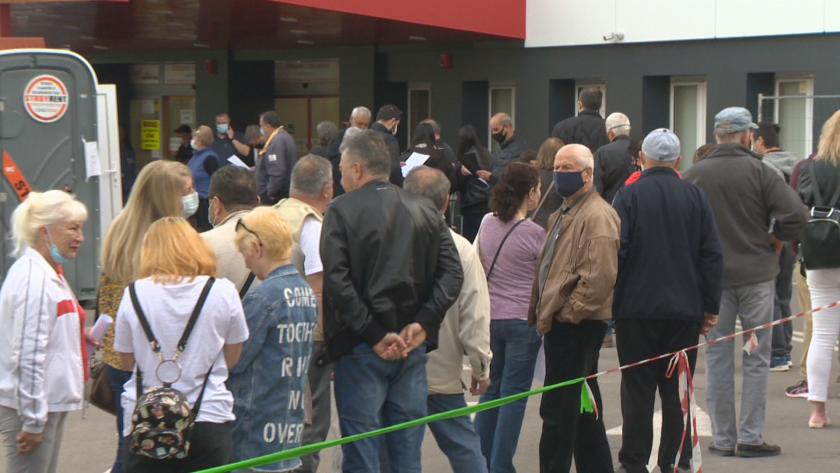 Опашки за ваксини: Интересът към зелените коридори продължава