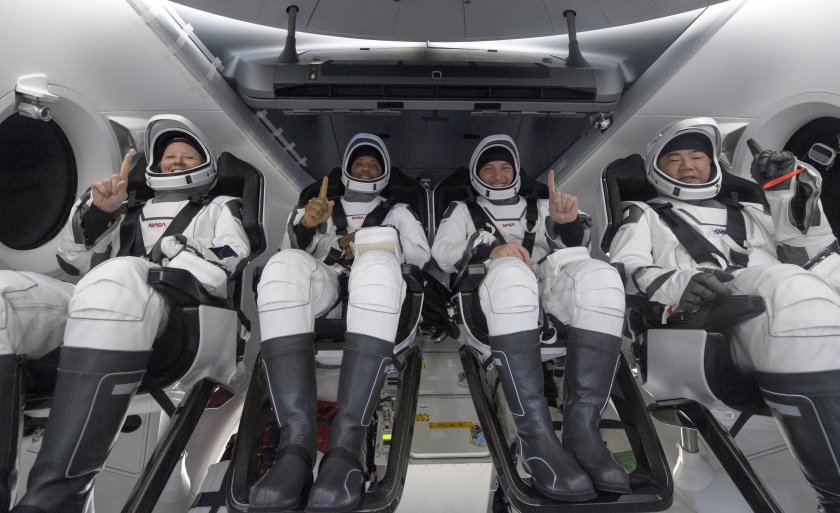 Добре дошли! Четирима астронавти от капсулата на "Спейс Екс" кацнаха на Земята