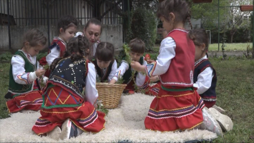 На Лазаровден в село Първомайци: Как традициите се предават на поколенията