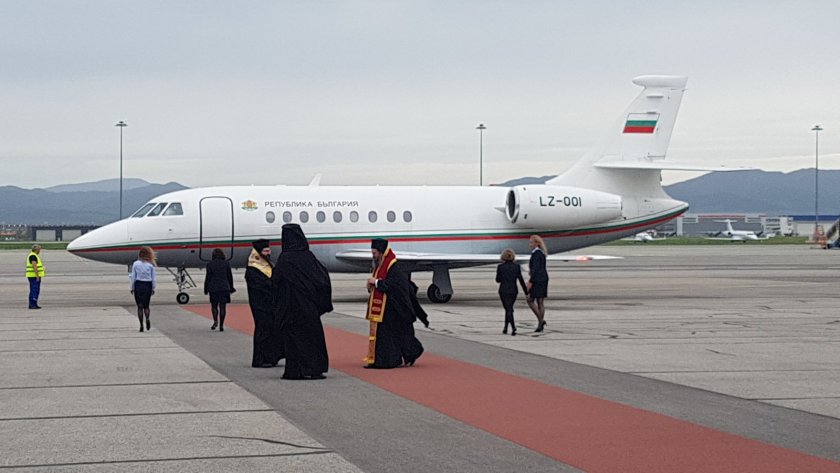 Гледате картина от посрещането на Благодатния огън в София.