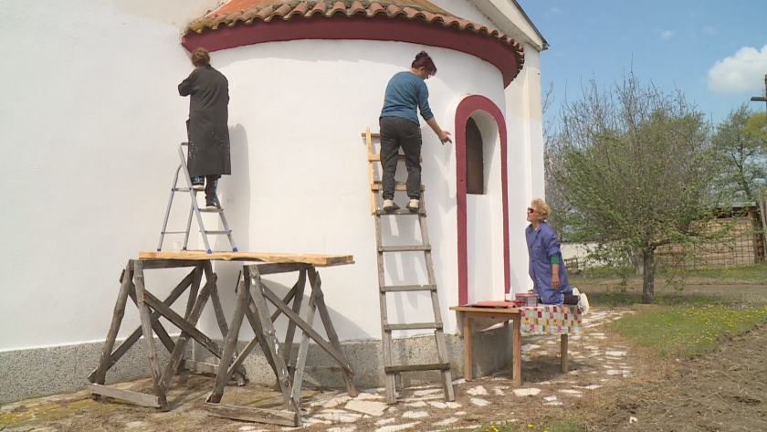 Три жени боядисват черква Св. Георги в петричкото село Чучулигово.