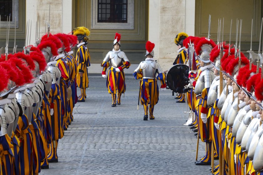 Папа Франциск приветства новите швейцарски гвардейци, които положиха клетва. Така