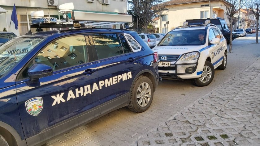 Двама бежанци са били открити в ТИР на митницата в