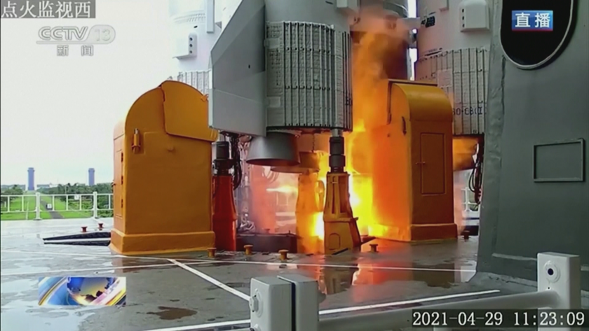 Втората степен на китайска ракетата-носител, която пада неконтролируемо към Земята,