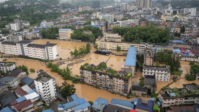 000 души бедствен капан китай заради проливни дъждове
